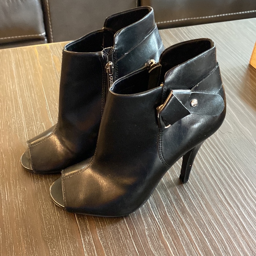 Guess ladies open toed bootiesin size 7 - black all man made material.
